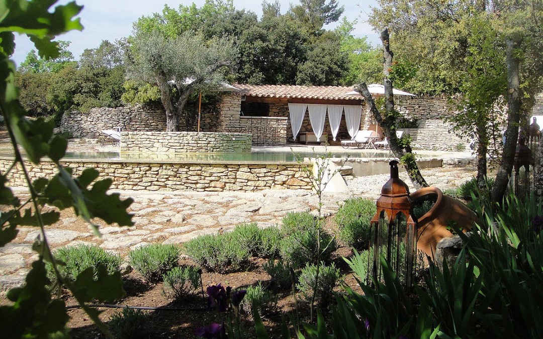 Jardin méditerranéen avec implantation piscine et terrasse bois exotique